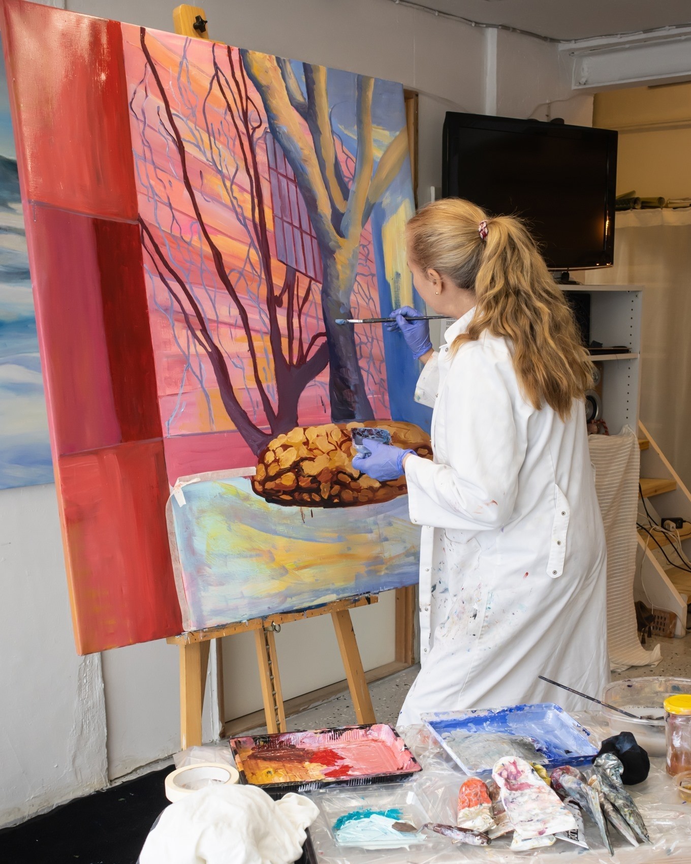 Grethe arbejder på et kunstværk i sit værksted/atelier