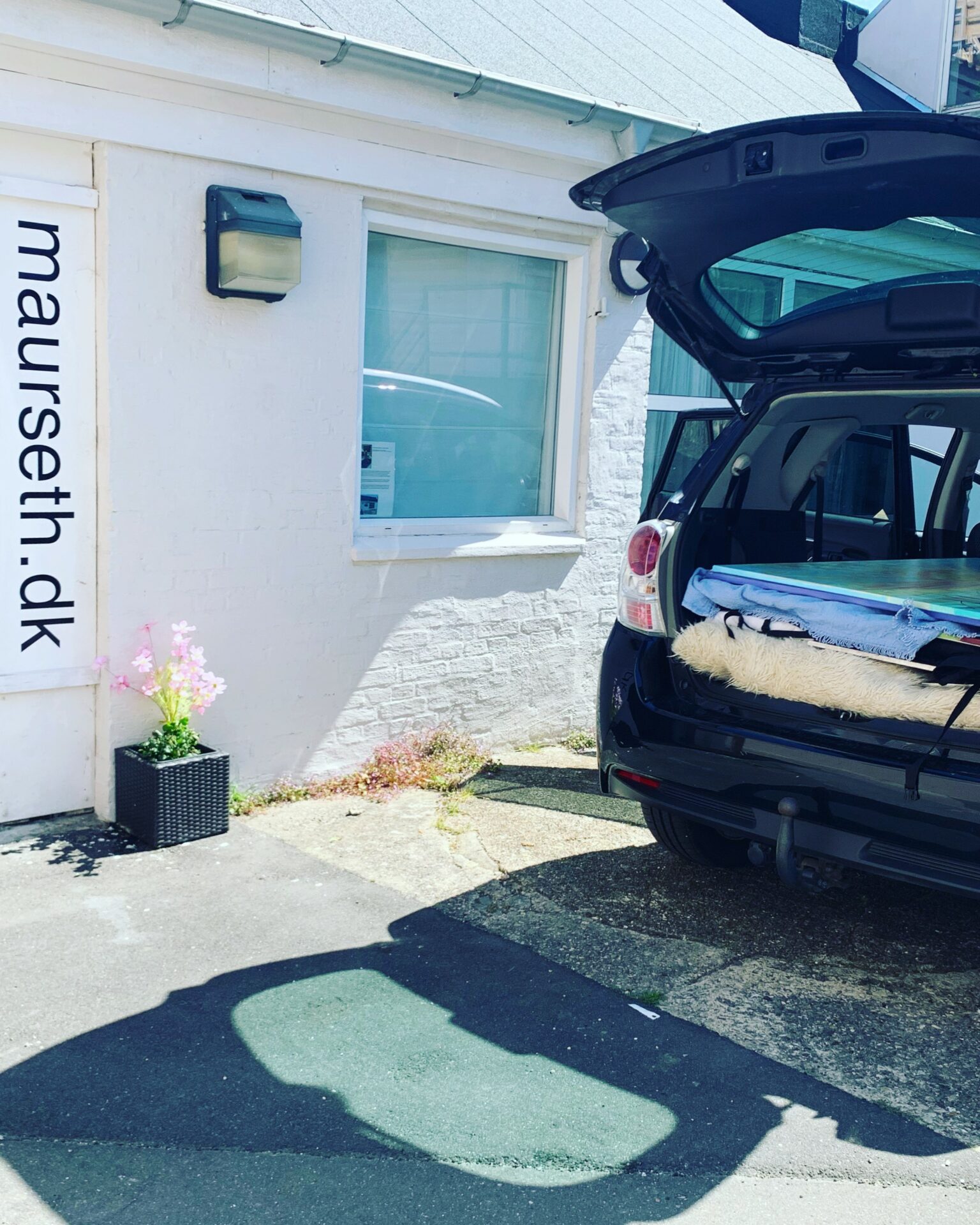 Er ved at læsse kunst til en udstilling