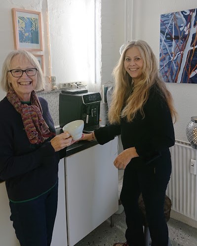 Grethe og Britta i værkstedet/atelieret