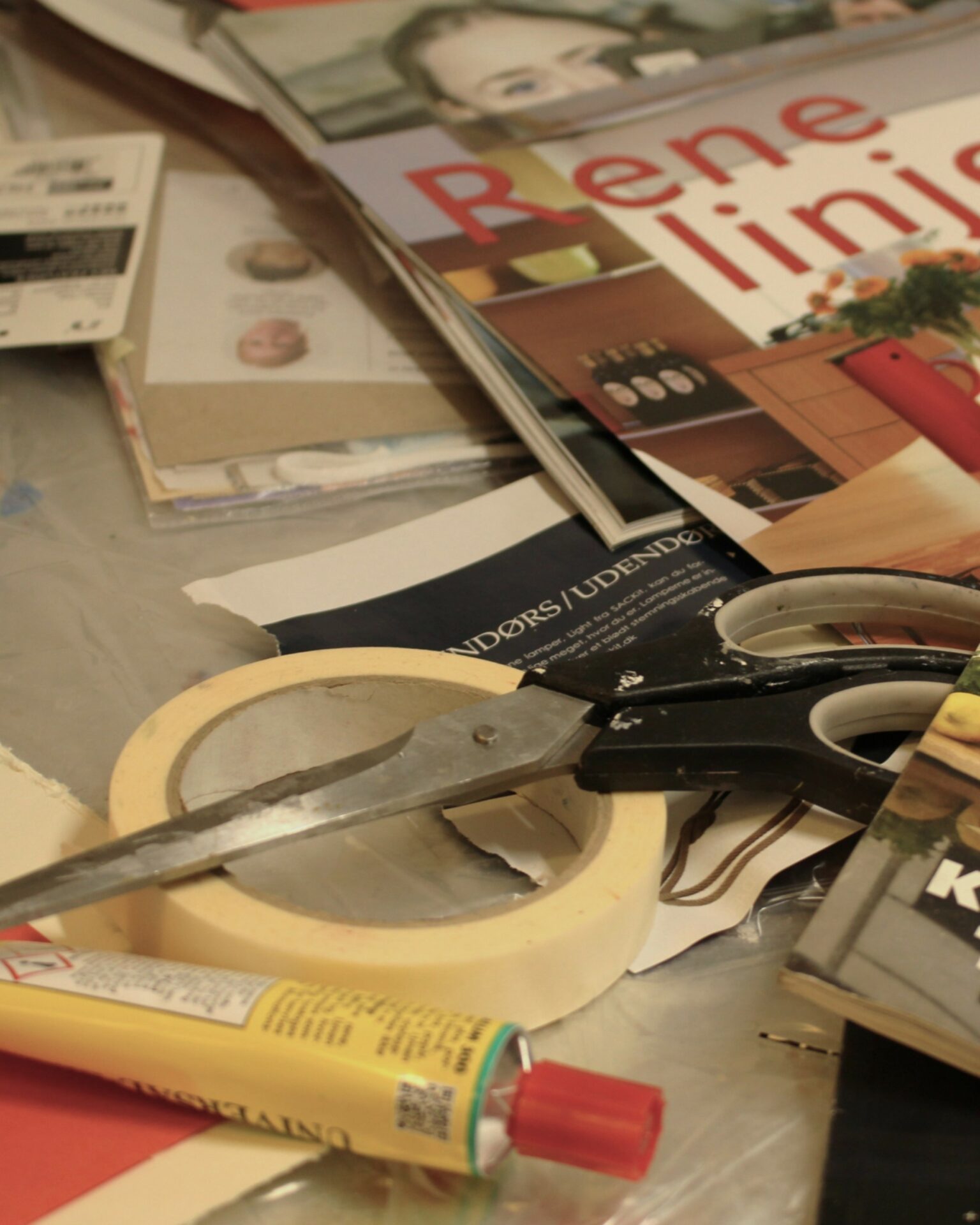 Papirklip, saks og lim - maretialer som jeg bruger i min process