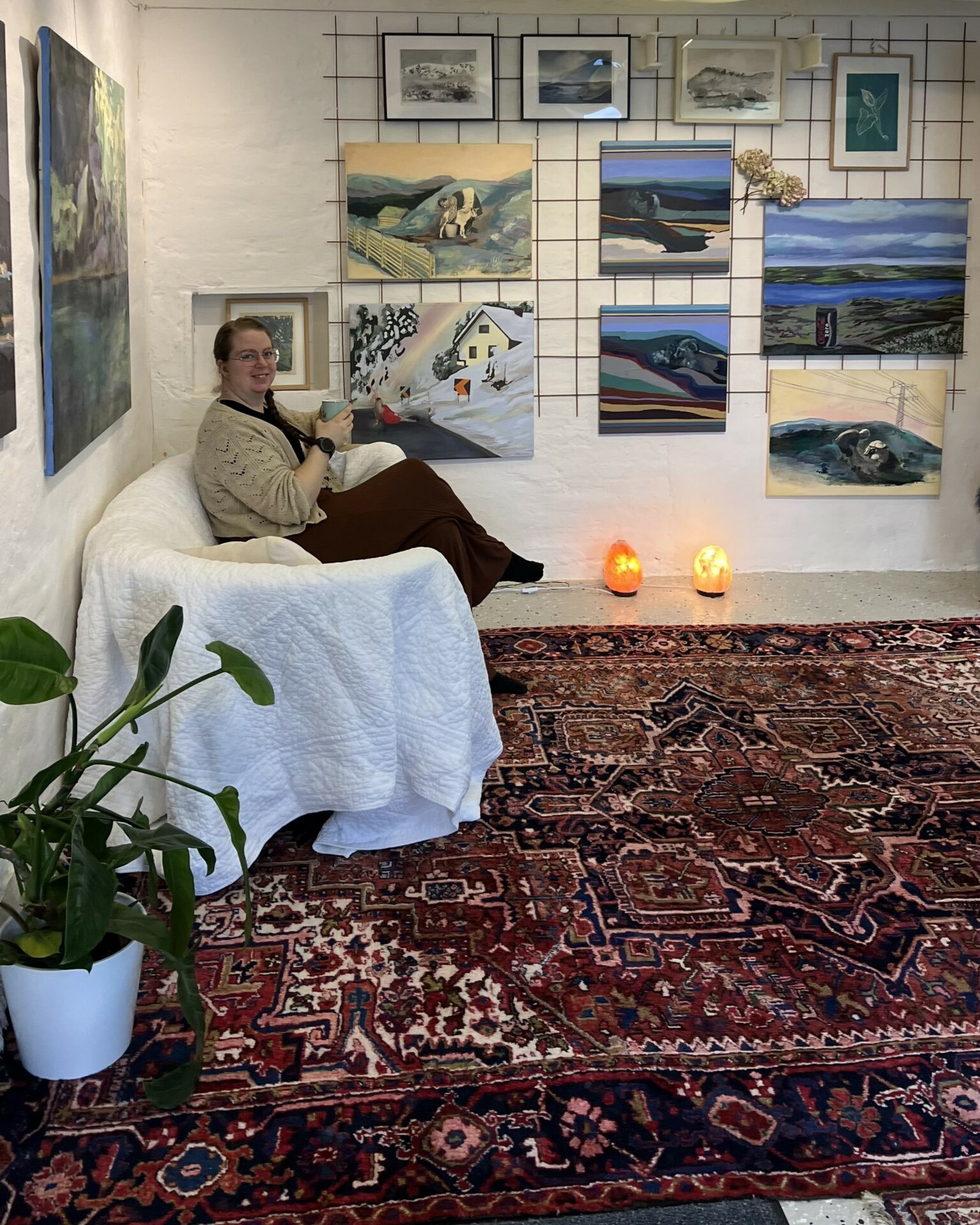 Besøg i udstillingen. Vi nyder te og ser på kunst.