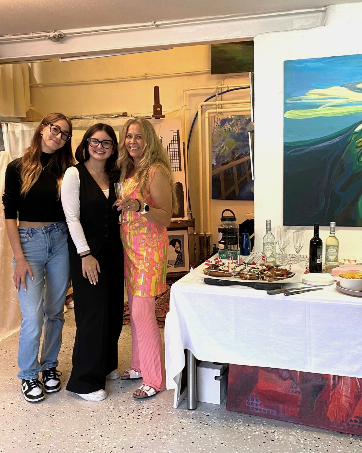 Grethe og hendes skønne praktikanter holder fødselsdag i Atelieret